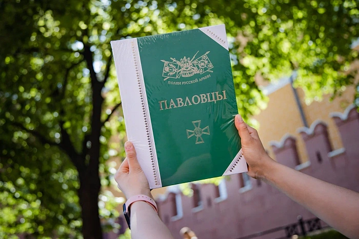 Воениздат на главной площади страны
